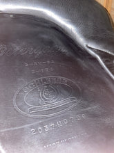 Load image into Gallery viewer, 17.5” Schleese Dressage Saddle