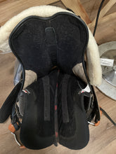 Load image into Gallery viewer, 14” Sensation Treeless Saddle With Girth And Pad