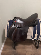 Load image into Gallery viewer, 17.5” Albion Legend 5000 Dressage Saddle