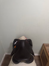 Load image into Gallery viewer, 17.5” CWD SE001 English Jump Saddle