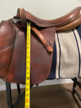 Load image into Gallery viewer, 17.5” Devoucoux Bairritz Jump Saddle