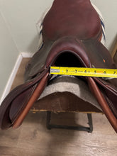 Load image into Gallery viewer, 17” CWD SE02 2009 Jump Saddle