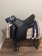 Load image into Gallery viewer, 17” Antares Cadence Monoflap 2005 Dressage Saddle