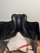 Load image into Gallery viewer, 17.5” Equipe Viktoria Monoflap Dressage Saddle