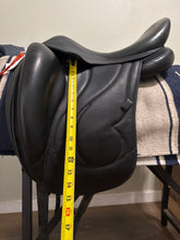 Load image into Gallery viewer, 17” Antares Cadence Monoflap 2005 Dressage Saddle