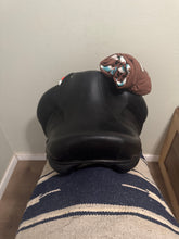 Load image into Gallery viewer, 17” Voltaire Adelade 2017 Dressage Saddle