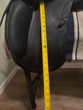Load image into Gallery viewer, 17” Blk CWD Monoflap SE08 Dressage Saddle 2014