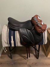 Load image into Gallery viewer, 17.5” Voltaire Lexington Monoflap Jump Saddle