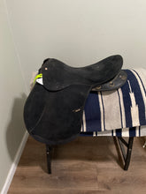 Load image into Gallery viewer, 18” Wintec AP Synthetic English Saddle