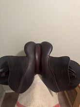 Load image into Gallery viewer, 17.5” CWD SE001 English Jump Saddle