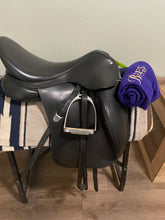 Load image into Gallery viewer, 18&quot; Bates Innova Dressage Saddle