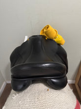 Load image into Gallery viewer, 17” Riveria Domina Dressage Saddle