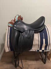 Load image into Gallery viewer, 18” Voltaire 2014 Monoflap Dressage Saddle