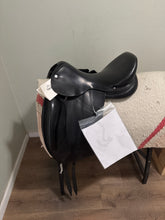 Load image into Gallery viewer, 17” Hermes Corlandus Monoflap Dressage Saddle