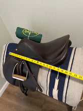 Load image into Gallery viewer, 17.5” Devoucoux Oldara Jump Saddle