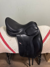 Load image into Gallery viewer, 16.5” Equipe Custom Monoflap Dressage Saddle