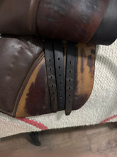 Load image into Gallery viewer, 16.5” Courbette AP English Saddle