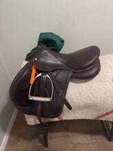 Load image into Gallery viewer, 17” Devoucoux Biarritz English Jump Saddle