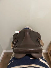 Load image into Gallery viewer, 17” Collegiate Jump Saddle