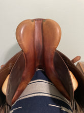 Load image into Gallery viewer, 17.5” Devoucoux Bairritz Jump Saddle