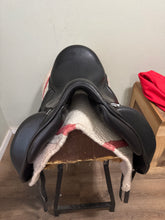 Load image into Gallery viewer, 17.5” Equipe Viktoria Monoflap Dressage Saddle