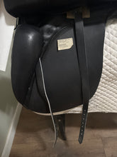 Load image into Gallery viewer, 17.5” Passier Dressage Saddle