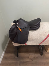 Load image into Gallery viewer, 17.5” CWD SE001 English Jump Saddle