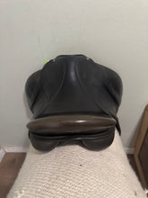 Load image into Gallery viewer, 18” Custom Dressage Saddle