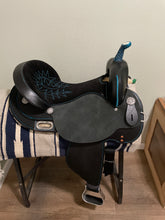 Load image into Gallery viewer, 16.5” Black High Horse Barrel Saddle