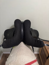 Load image into Gallery viewer, 18” XW Frank Baines Monoflap Dressage Saddle