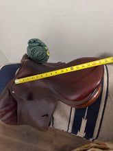 Load image into Gallery viewer, 17.5” Devoucoux Biarritz 2A Jump Saddle