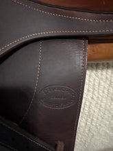 Load image into Gallery viewer, 17.5 Devoucoux Biarritz 2006 Jump Saddle
