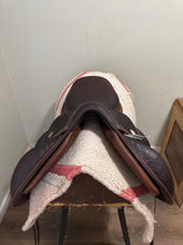 Load image into Gallery viewer, 16.5" Devoucoux Huarra Monoflap Jump Saddle
