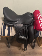 Load image into Gallery viewer, 17” Blk CWD Monoflap SE08 Dressage Saddle 2014