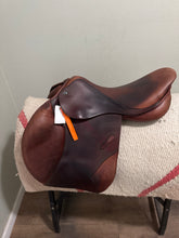 Load image into Gallery viewer, 17.5 Stubben Portos AP English Saddle