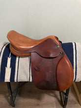 Load image into Gallery viewer, 16.5” Pessoa Jump Saddle