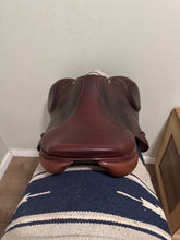 Load image into Gallery viewer, 17” CWD SE02 2009 Jump Saddle