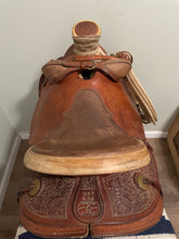 Load image into Gallery viewer, 15.5” Wade Western Roping Saddle