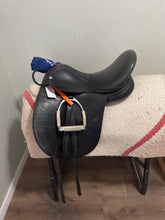 Load image into Gallery viewer, 17.5" Baines Dressage Saddle