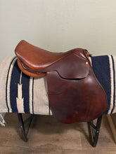 Load image into Gallery viewer, 16.5” Collegiate Jump Saddle