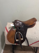 Load image into Gallery viewer, 16.5” Courbette AP English Saddle