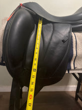 Load image into Gallery viewer, 17” Voltaire Adelade 2017 Dressage Saddle
