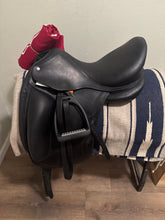 Load image into Gallery viewer, 17” Blk CWD Monoflap SE08 Dressage Saddle 2014