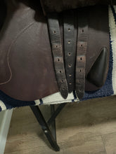 Load image into Gallery viewer, 17.5” Devoucoux Oldara Jump Saddle