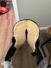 Load image into Gallery viewer, 16.5” Black High Horse Barrel Saddle