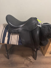 Load image into Gallery viewer, 18” Sattlerei Monoflap Dressage Saddle