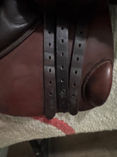 Load image into Gallery viewer, 17.5 Stubben Portos AP English Saddle