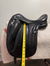 Load image into Gallery viewer, 17.5” Equipe Viktoria Monoflap Dressage Saddle