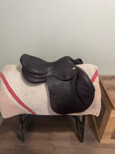 Load image into Gallery viewer, 17.5” CWD SE001 English Jump Saddle