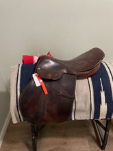 Load image into Gallery viewer, 17.5” Courbette Jump Saddle